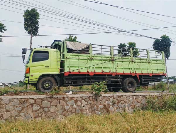 Armada truk Engkel dropside untuk pengiriman barang antarkota