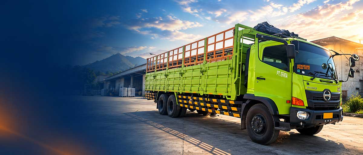 Truk bak dropside Hino hijau PT Efata Rahema Rodaniaga untuk angkutan barang